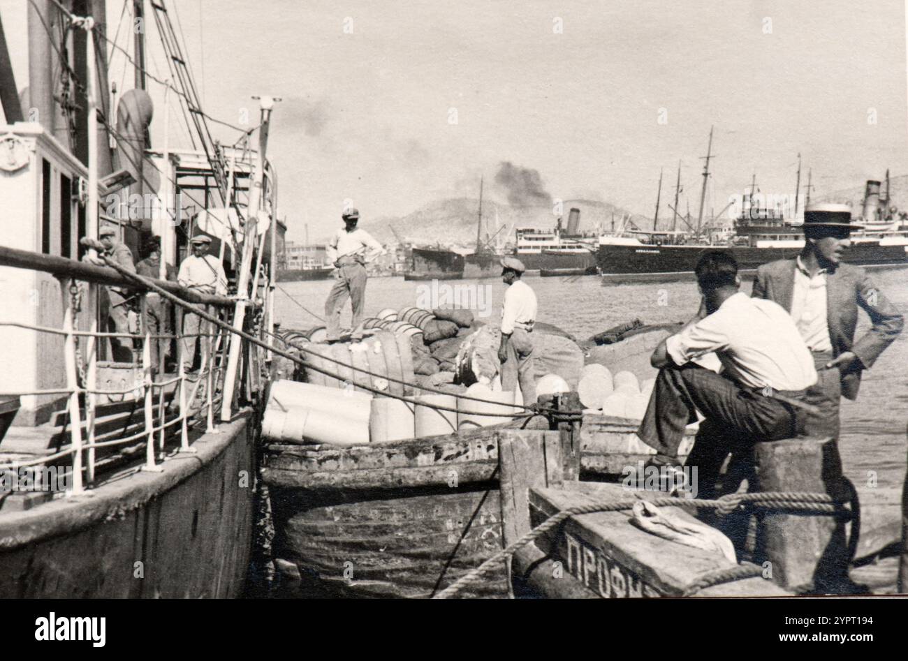 Le port animé du Pirée, Athènes au milieu des années trente Banque D'Images