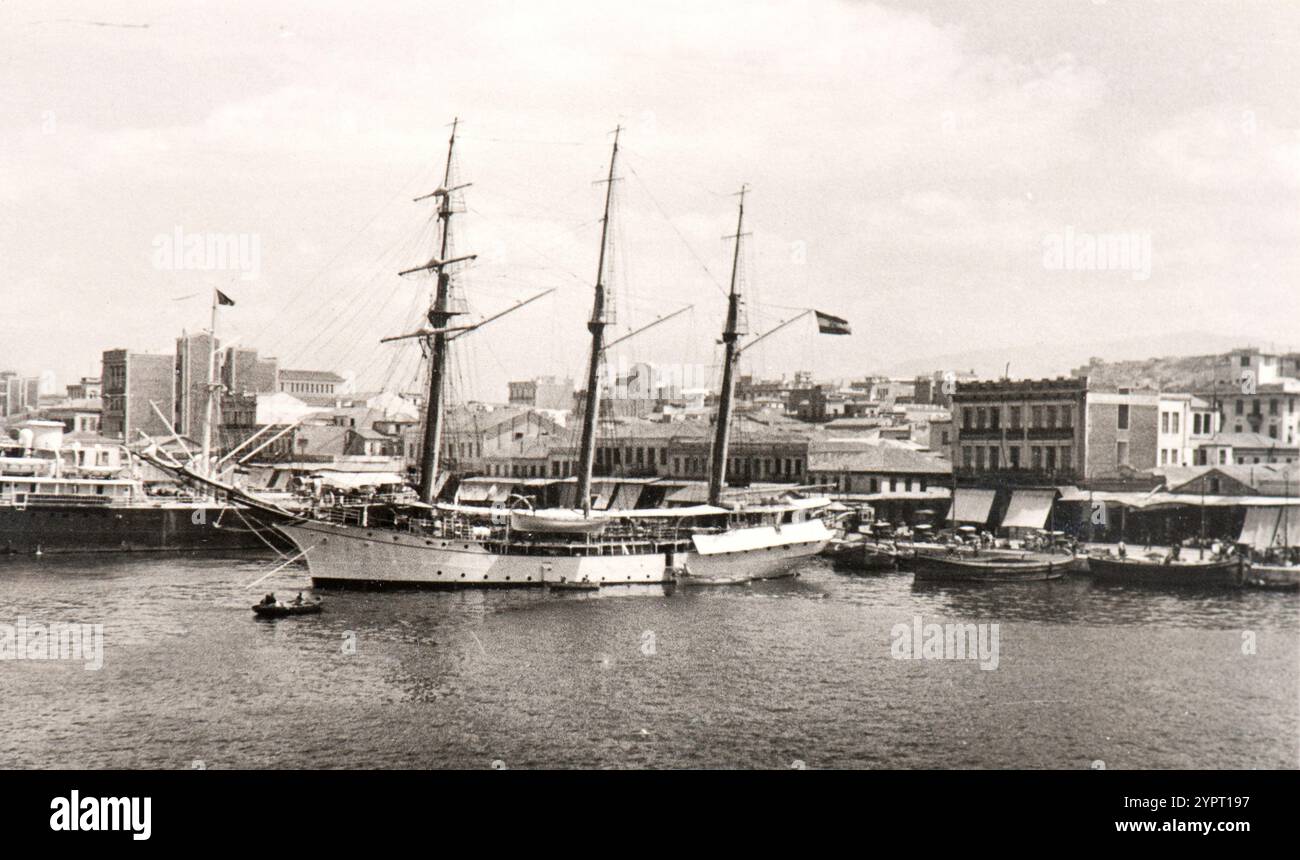 Le port animé du Pirée, Athènes au milieu des années trente Banque D'Images