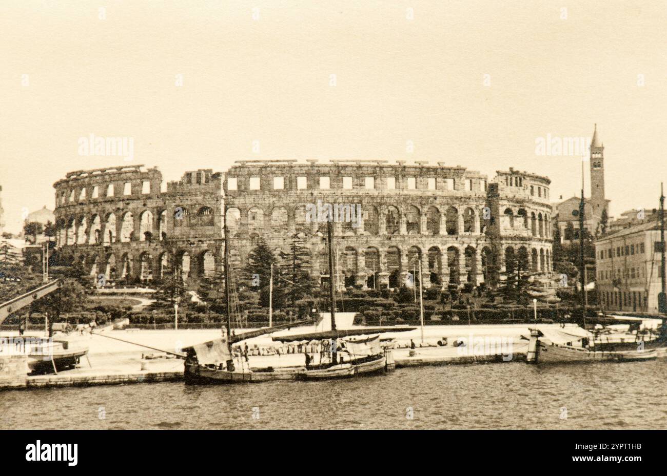 Les ruines emblématiques du colisée romain de la ville croate de Pula prises au milieu des années trente. Banque D'Images