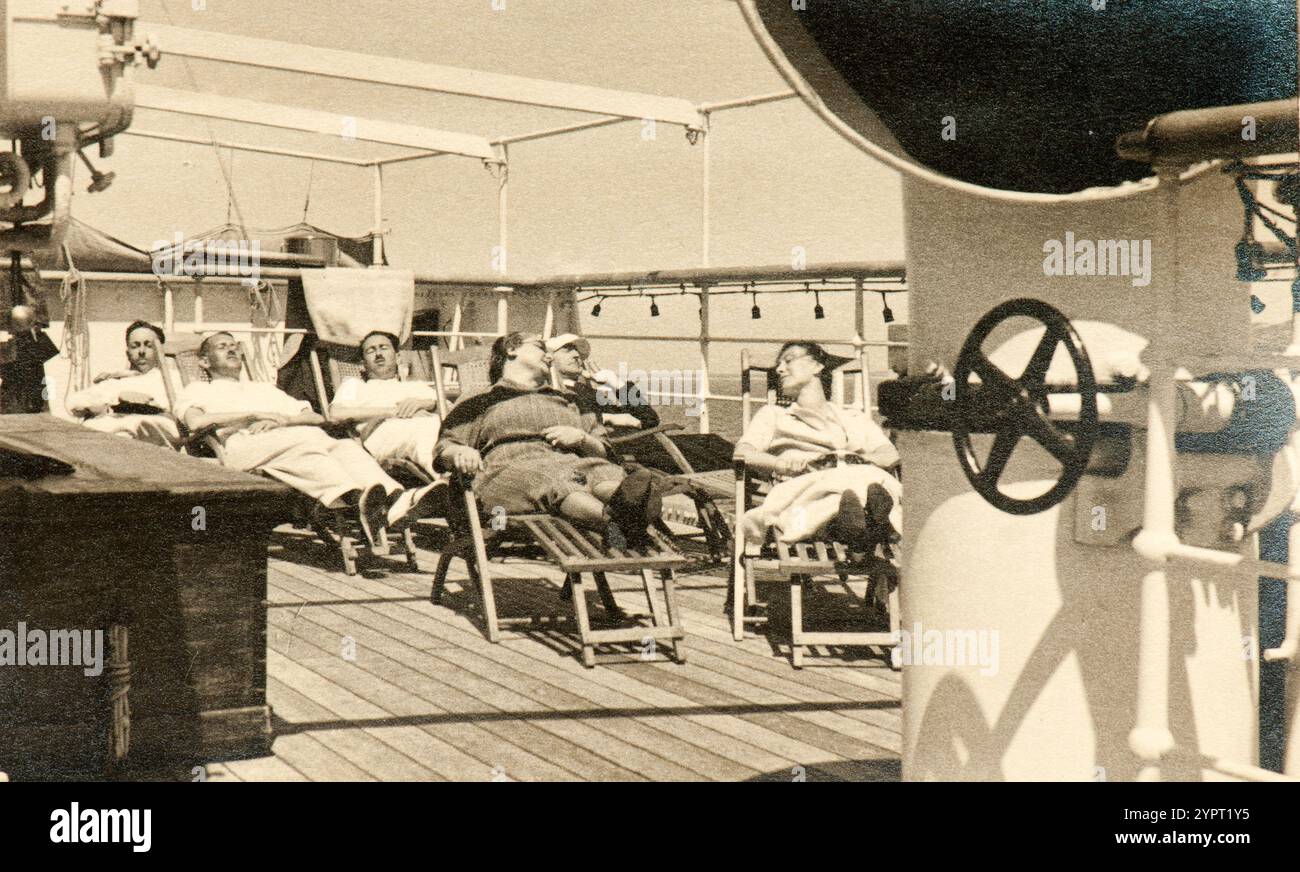 Les touristes italiens profitent de leur croisière à bord du bateau Morosini, tout en naviguant de l'Italie à la Dalmatie (Croatie) au milieu des années trente Banque D'Images