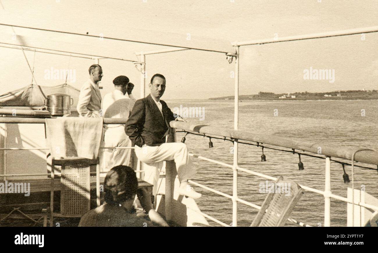 Les touristes italiens profitent de leur croisière à bord du bateau Morosini, tout en naviguant de l'Italie à la Dalmatie (Croatie) au milieu des années trente Banque D'Images