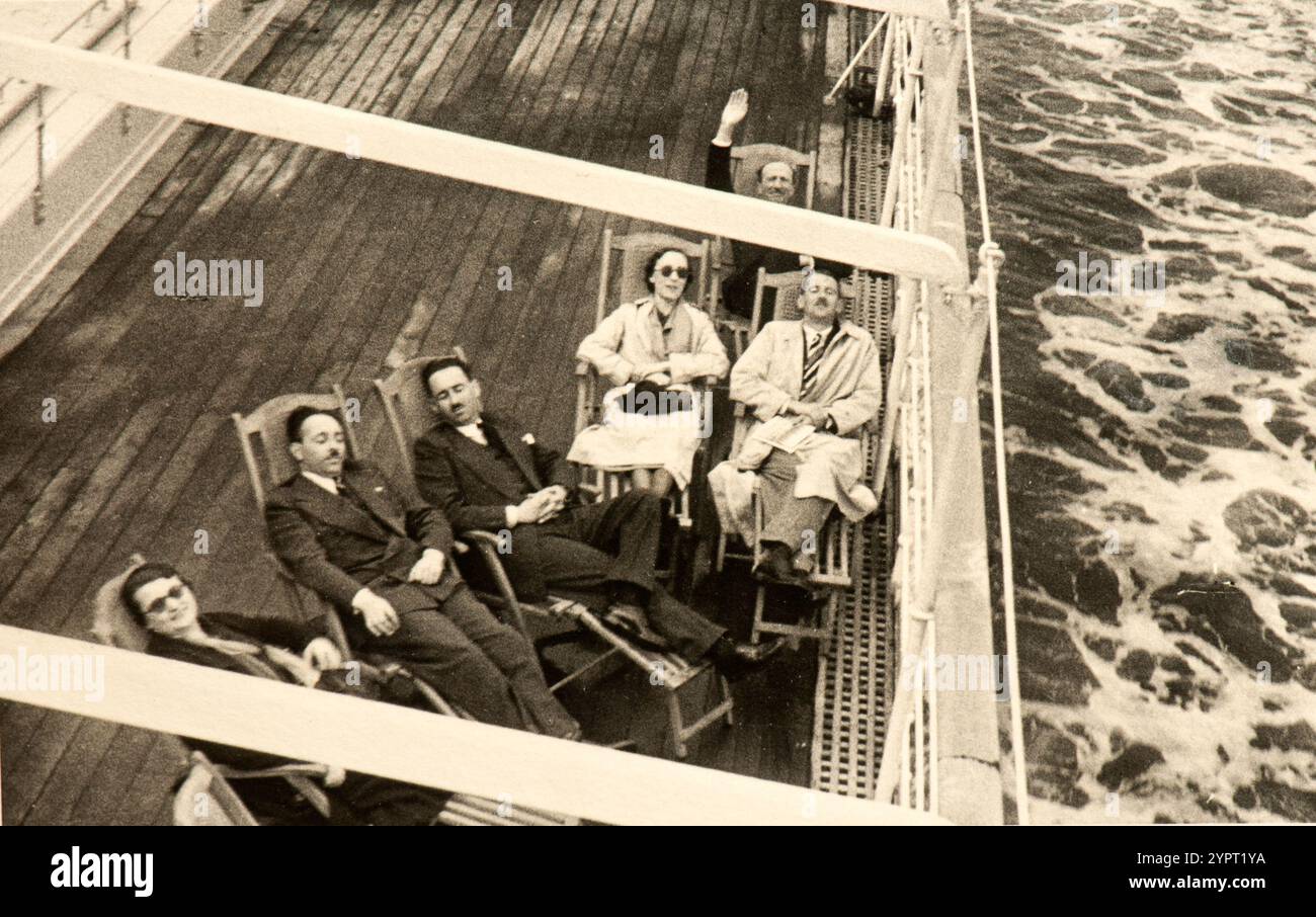 Les touristes italiens profitent de leur croisière tout en naviguant de l'Italie à la Dalmatie (Croatie) au milieu des années trente. L'un d'eux salue la manière fasciste Banque D'Images