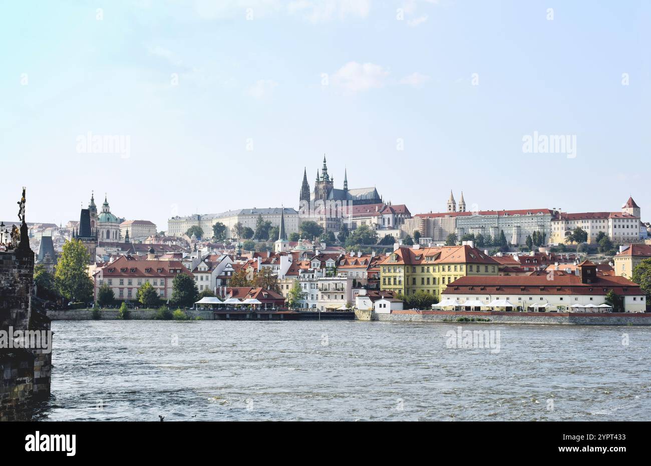 Vue panoramique sur le célèbre château de Prague et la rivière Vltava. Prague, République tchèque Banque D'Images