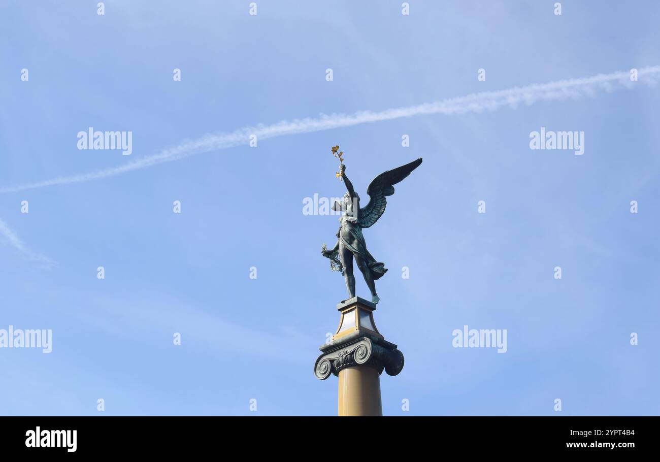 Statue d'ange au sommet d'une colonne sur le pont tchèque (appelé Cechuv Most) à Prague, République tchèque Banque D'Images