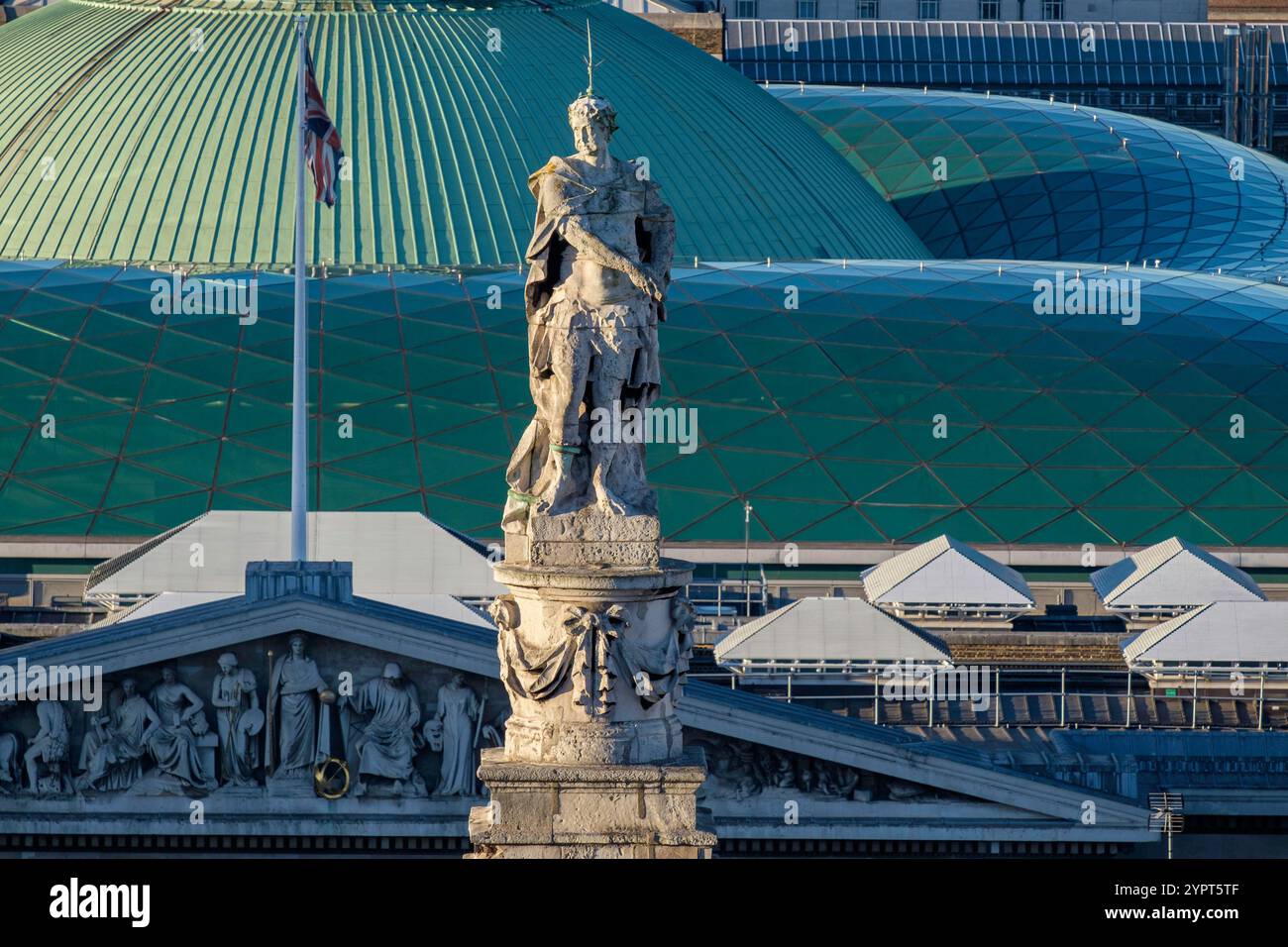 George Church, Bloomsbury, Londres 1716-31, statue du roi George Ier en robe romaine au sommet de la tour à marches. Banque D'Images