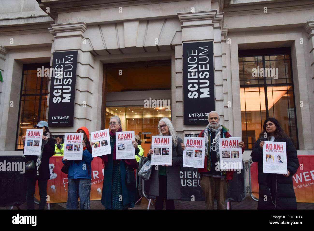 Londres, Royaume-Uni. 1er décembre 2024. Des activistes organisent une manifestation devant le Musée des Sciences contre le parrainage d'Adani. La société, dont le fondateur et président Gautam Adani fait face à des accusations de fraude aux États-Unis, est le plus grand producteur mondial de charbon et, disent les militants, a des liens avec les fabricants d'armes qui approvisionnent Israël. Crédit : Vuk Valcic/Alamy Live News Banque D'Images