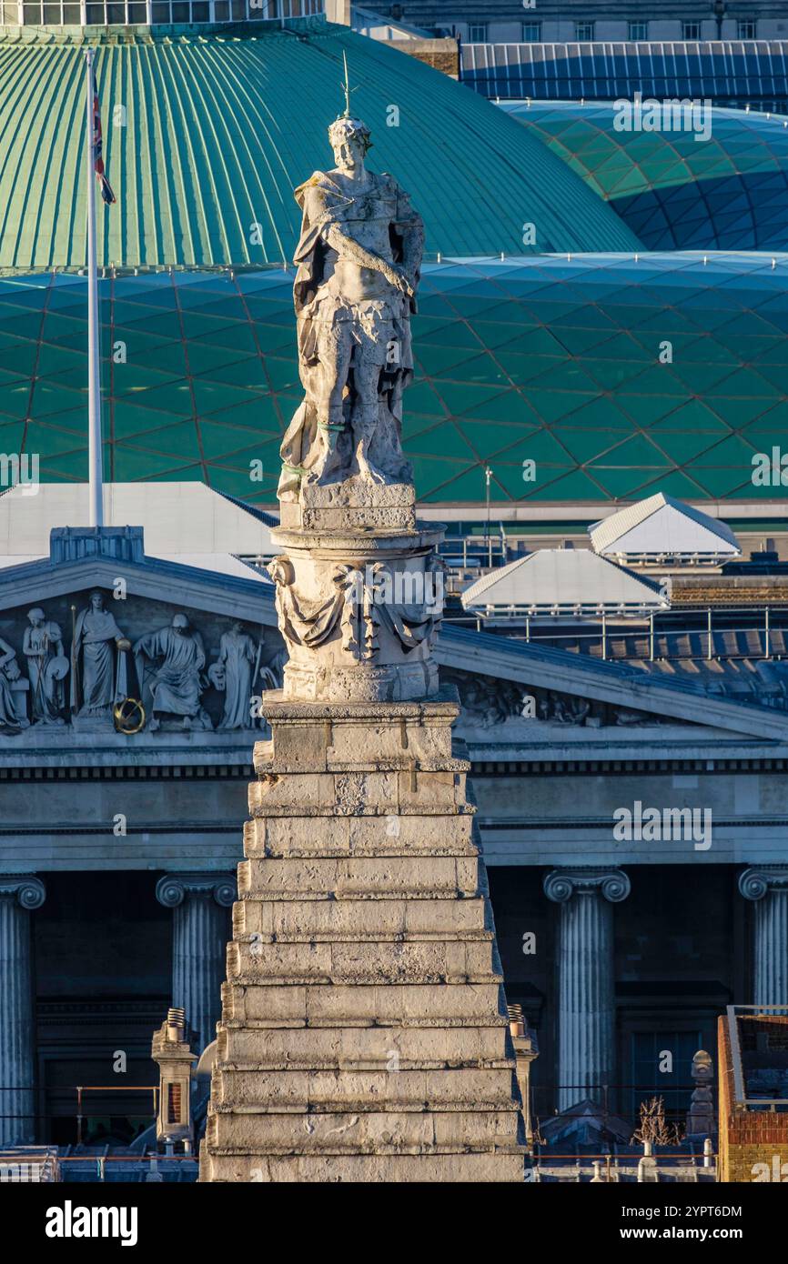 George Church, Bloomsbury, Londres 1716-31, statue du roi George Ier en robe romaine au sommet de la tour à marches. Banque D'Images