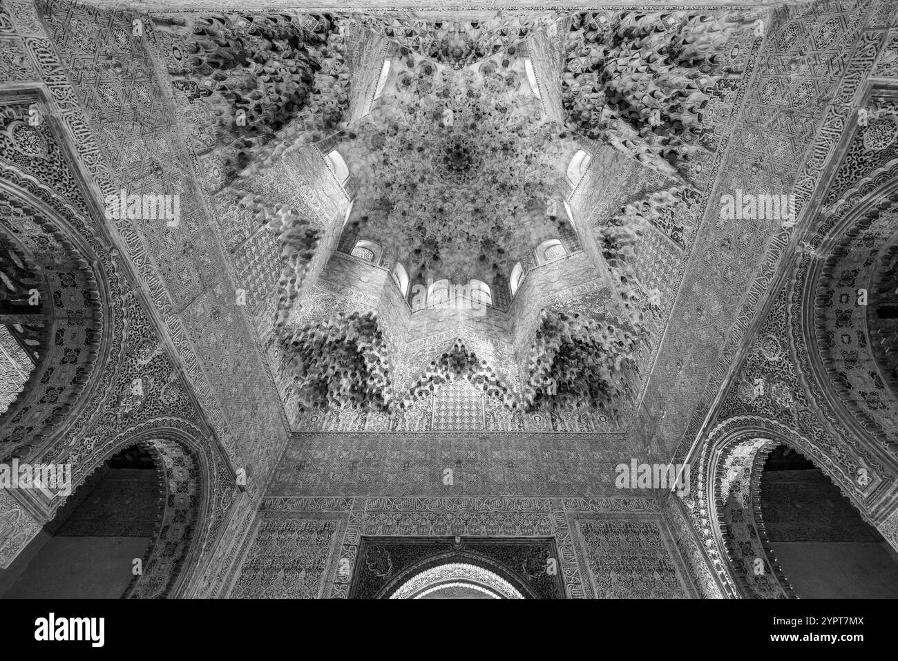 Grenade, Espagne - 22 novembre 2022 : plafond en forme d'étoile à la salle Sala de los Abencerrajes. Arches et dôme de mocarabes. Muqarnas sculptés en stuc et pl Banque D'Images