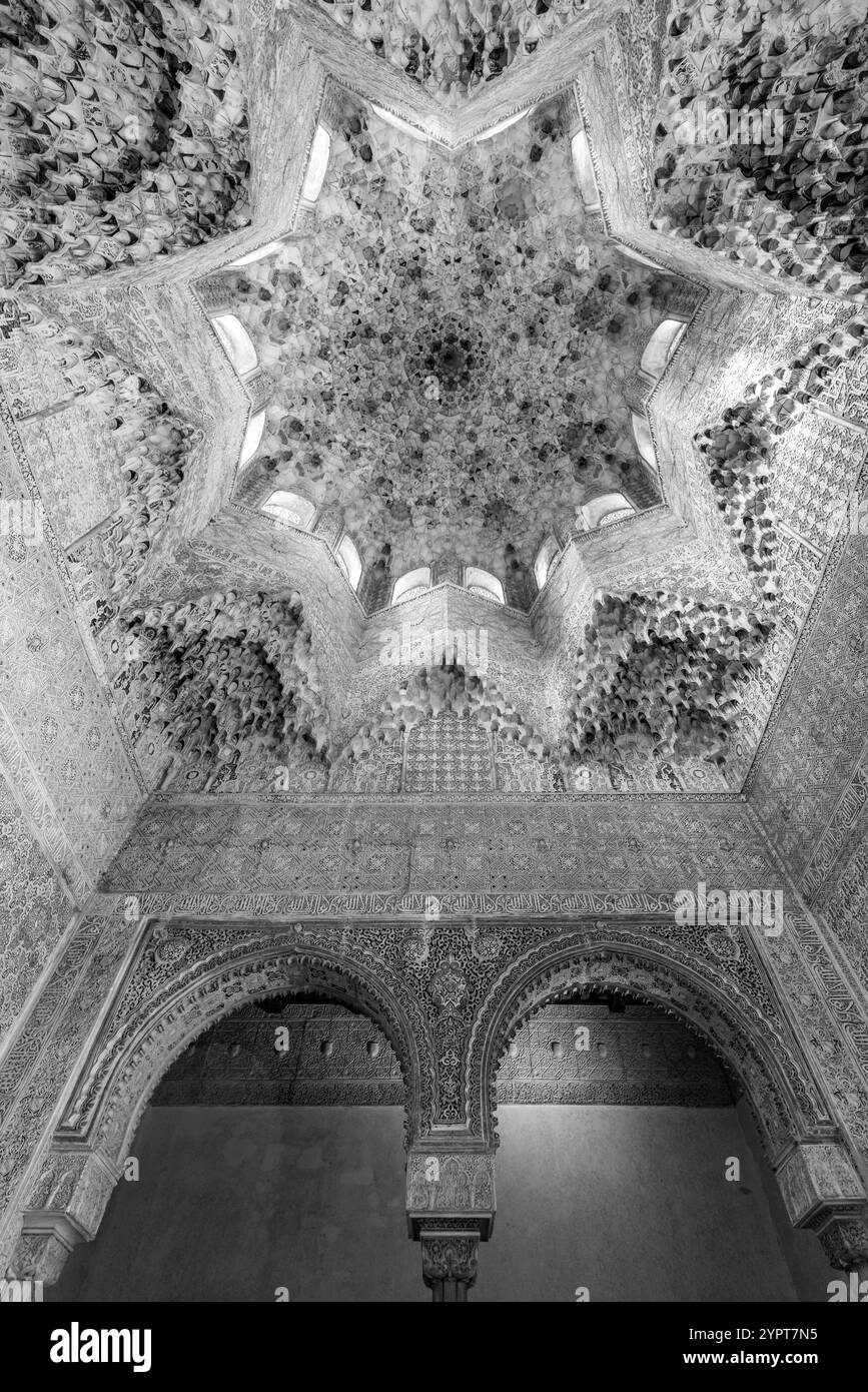 Grenade, Espagne - 22 novembre 2022 : salle Sala de los Abencerrajes. Arches et dôme de mocarabes. Muqarnas sculptés en stuc et mur couvert de plâtre. Banque D'Images