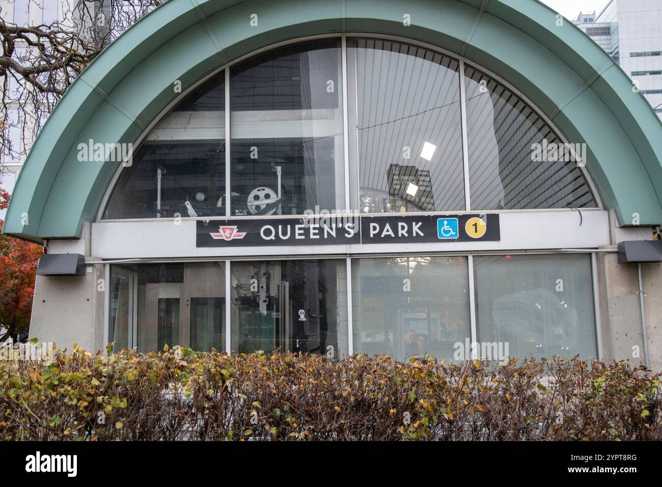 Panneau de métro Queen's Park dans le centre-ville de Toronto, Ontario, Canada Banque D'Images