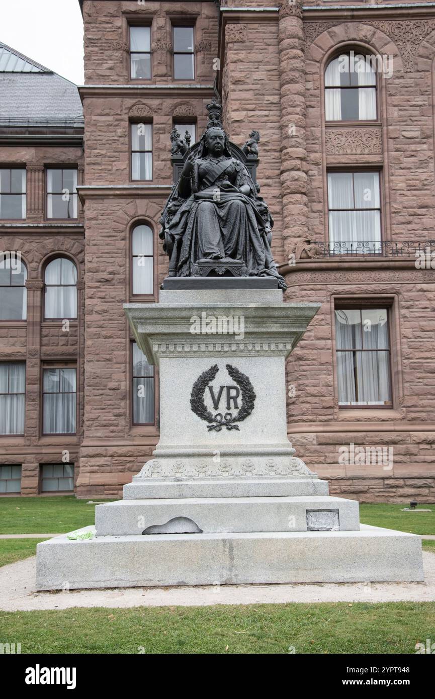 Statue de la reine Victoria à l'Assemblée législative de l'Ontario sur Queen's Park Crescent au centre-ville de Toronto, Ontario, Canada Banque D'Images