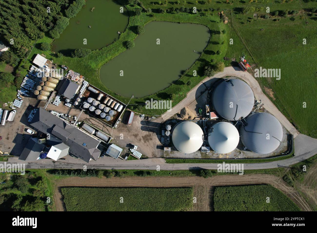 Production de biogaz, usines de biogaz, bioénergie, vue panoramique aérienne du paysage de l'installation de production de biogaz et de la centrale électrique, crise énergétique européenne, vert Banque D'Images