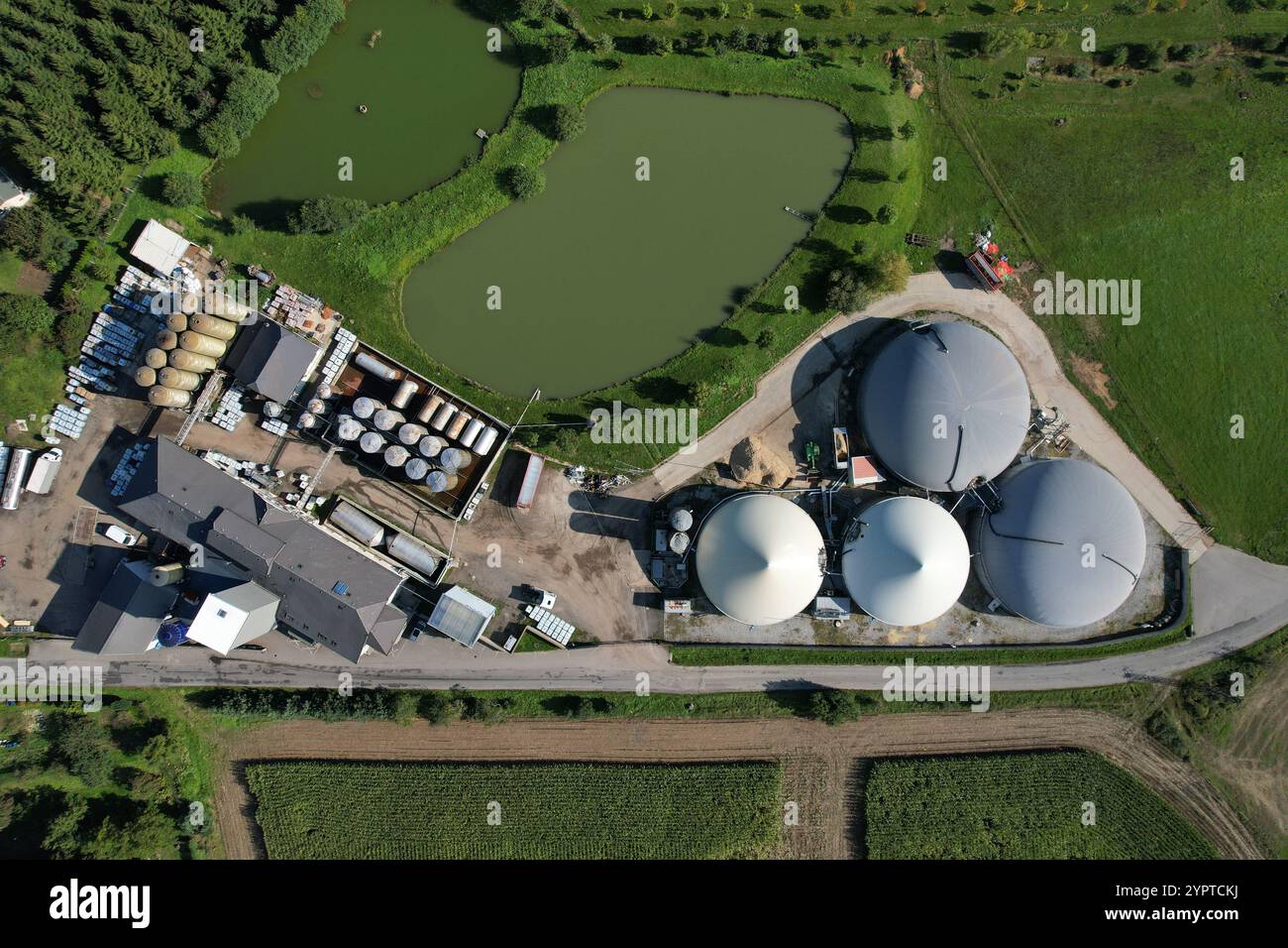 Production de biogaz, usines de biogaz, bioénergie, vue panoramique aérienne du paysage de l'installation de production de biogaz et de la centrale électrique, crise énergétique européenne, vert Banque D'Images