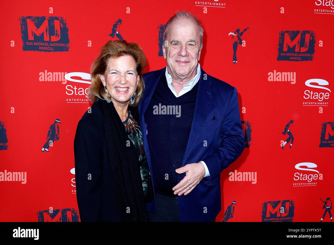 Hubertus Meyer-Burckhardt und Seine Ehefrau Dorothee Roehrig BEI der Premiere vom ‚MJ - Das Michael Jackson musical“ Am 1.12.2024 im Stage Theater im Banque D'Images