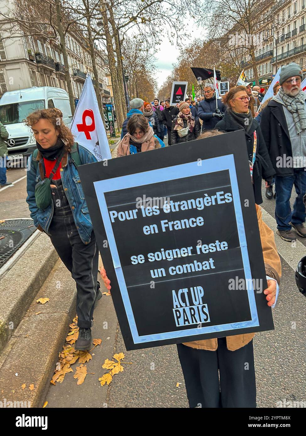 Paris, France, peuple, protestation contre le sida, 1er décembre, 2024, Journée internationale contre le SIDA, ONG Act Up Paris, Organisation, panneau de protestation détaillé, migrants, accès aux soins de santé Banque D'Images