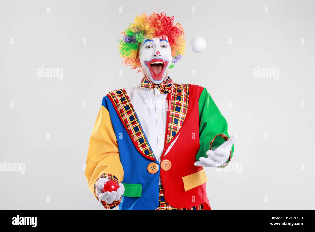 Boules de jonglage de clown drôles sur fond clair Banque D'Images