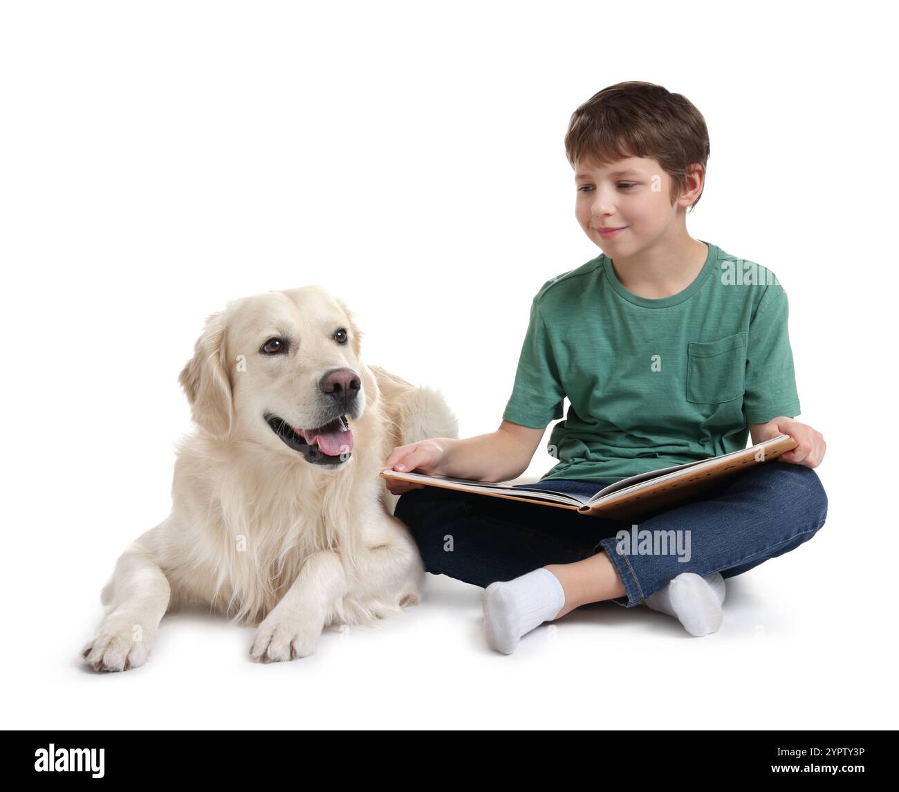 Garçon lisant le livre avec son chien mignon sur fond blanc Banque D'Images