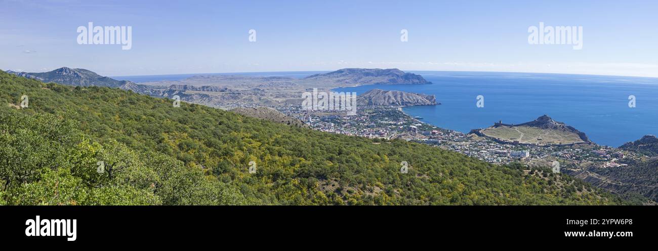 Panorama sur la côte de la mer Noire, vue depuis la montagne Perchem sur la station balnéaire de Sudak et la baie de Kapselsky. Crimée. Journée ensoleillée en septembre Banque D'Images