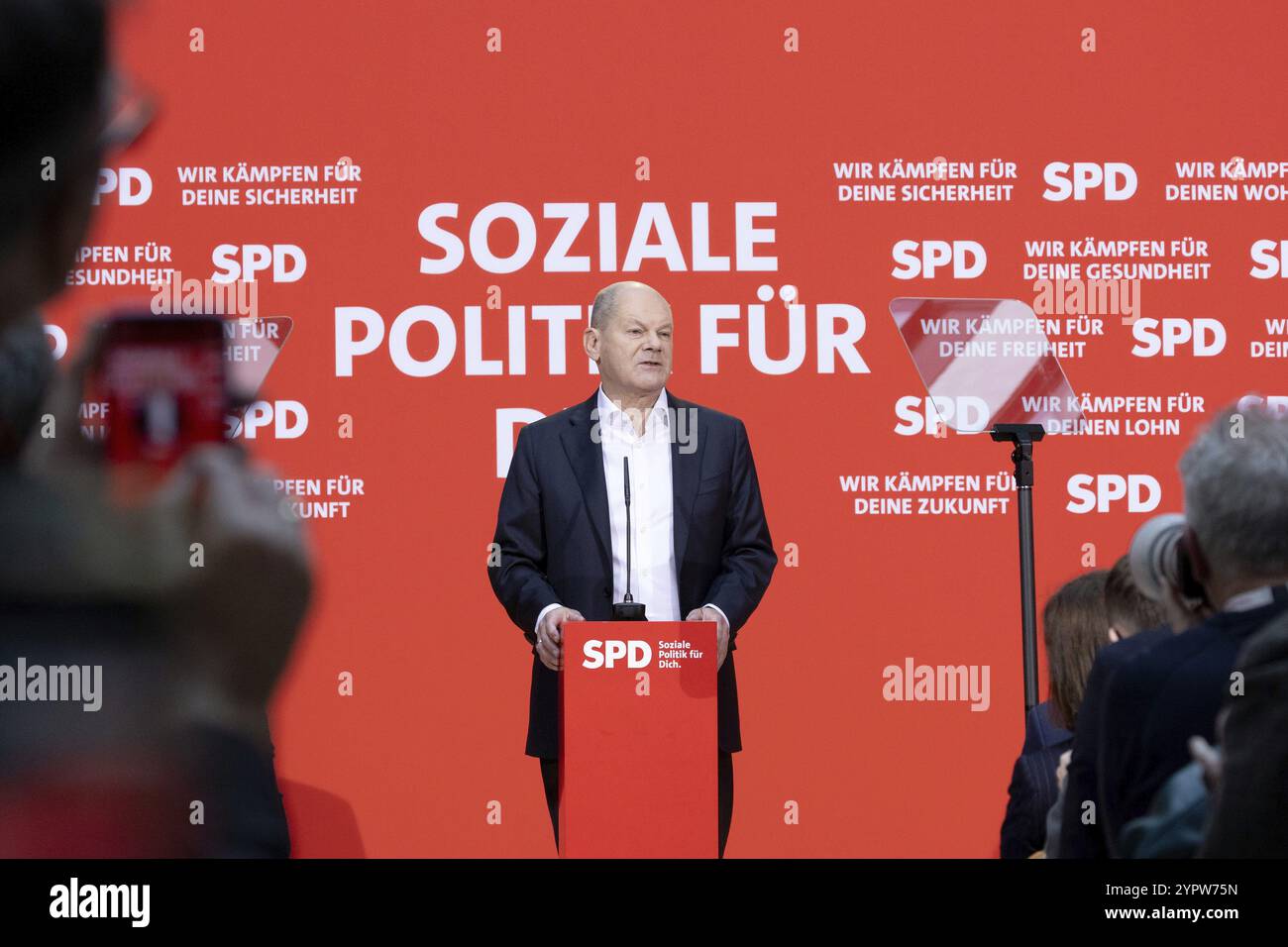 Berlin, Allemagne - 30 novembre 2024 : OLAF Scholz, chancelier fédéral et candidat principal du SPD pour les élections fédérales de 2025, prend la parole au Willy B. Banque D'Images