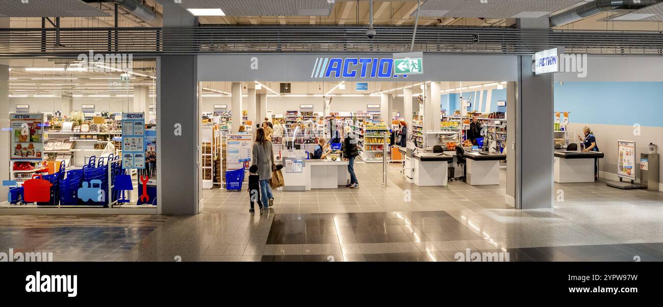 Nitra, Slovaquie, 24 février 2024 : magasin d'action à Nitra. Action est une chaîne de magasins discount internationale néerlandaise, en Europe Banque D'Images Nitra, Slovaquie, 24 février 2024 : magasin d'action à Nitra. Action est une chaîne de magasins discount internationale néerlandaise, en Europe Banque D'Images