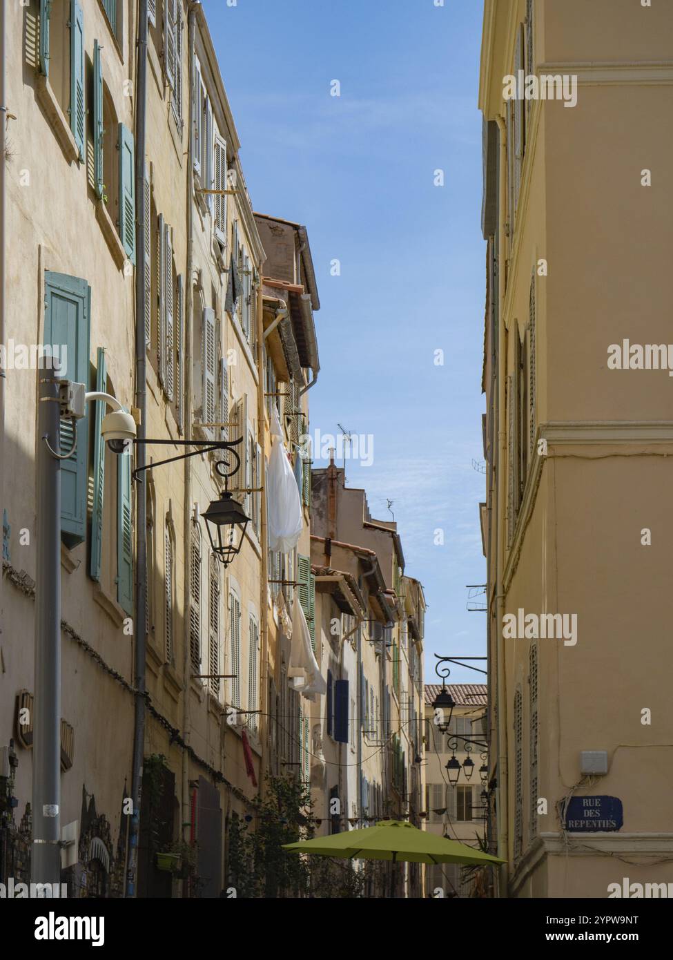 Le centre-ville historique de Marseille, France, est caractérisé par des ruelles étroites et des rangées historiques de maisons typiques des villes méditerranéennes, Europe Banque D'Images