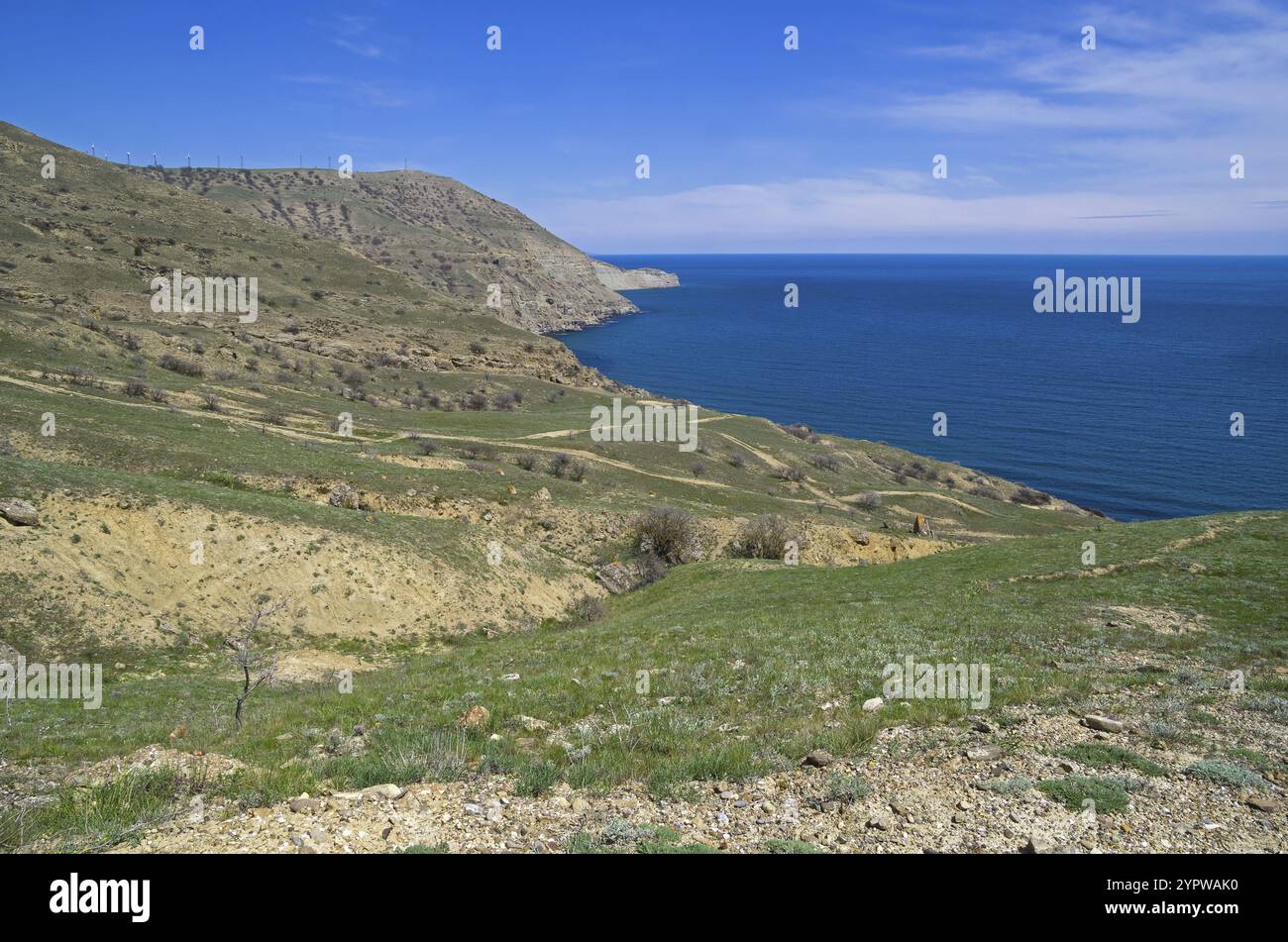 Une petite crique déserte à l'extrémité sud du cap Meganom. Crimée. Journée ensoleillée fin avril Banque D'Images