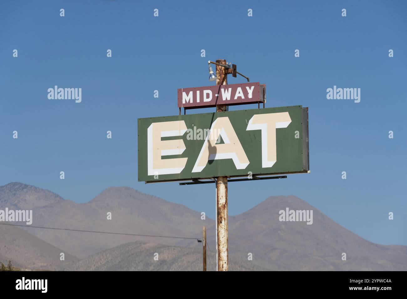 Vieux panneau de bord de route diner À MI-CHEMIN MANGER au milieu du désert, Ridgecrest, Californie, USA, 3 octobre, Amérique du Nord Banque D'Images