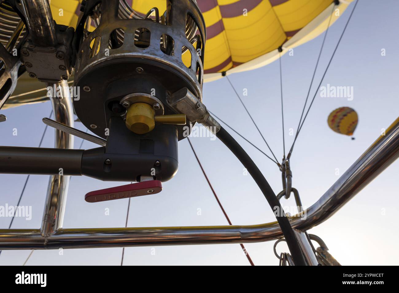 Vue rapprochée du bas du système de brûleur d'un ballon d'air chaud jaune coloré Banque D'Images