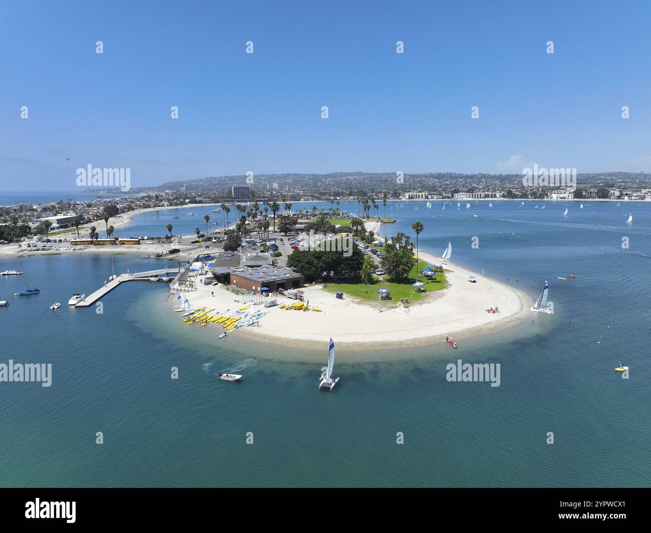 Vue aérienne des bateaux et kayaks dans la zone de sports nautiques de Mission Bay à San Diego. Destination touristique célèbre, Californie. ÉTATS-UNIS Banque D'Images