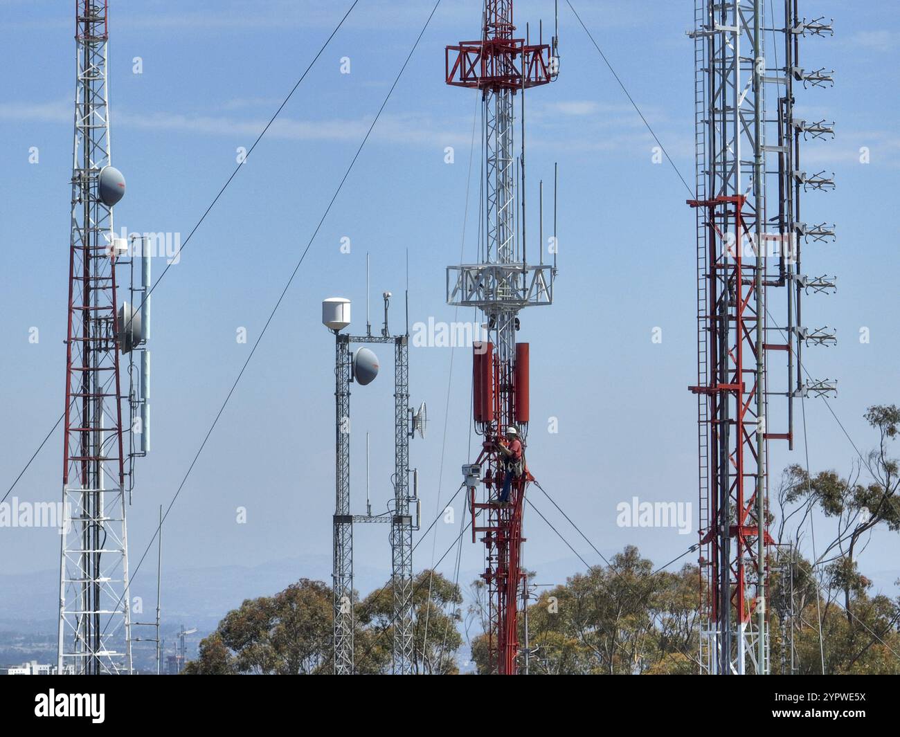 Ingénieur disposant d'équipements de sécurité sur tour haute pour la maintenance des communications de télécommunication. San Diego, Californie du Sud, États-Unis. 21 septembre 2022 Banque D'Images