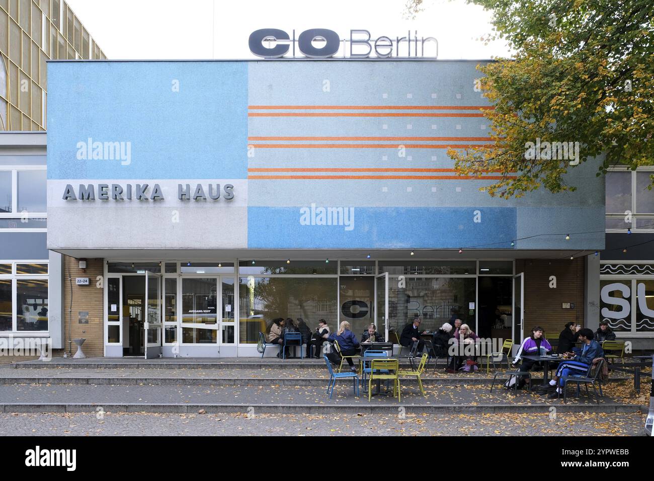 Berlin, Allemagne, le 14 octobre 2022, entrée avec terrasse café en face de l'Amerika-Haus à Hardenbergstrasse en automne, Europe Banque D'Images
