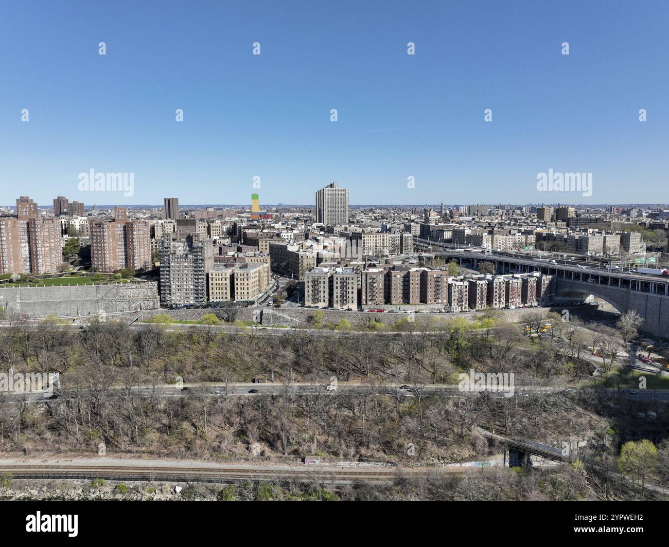 Vue aérienne de l'Hudson et de New York avec ciel bleu Banque D'Images