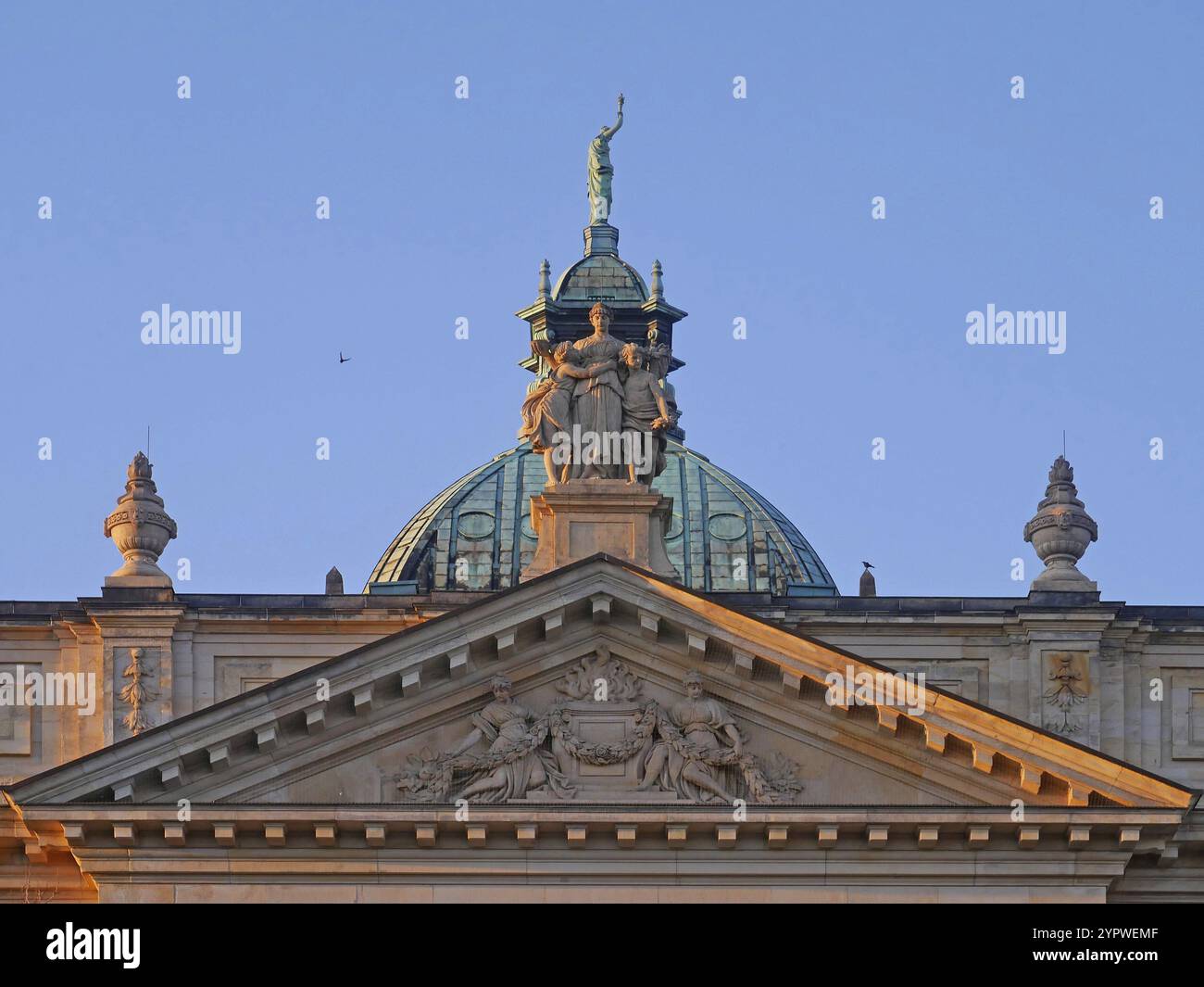 Ciel bleu au-dessus du Tribunal administratif fédéral de Leipzig. Saxe, Allemagne, Europe Banque D'Images