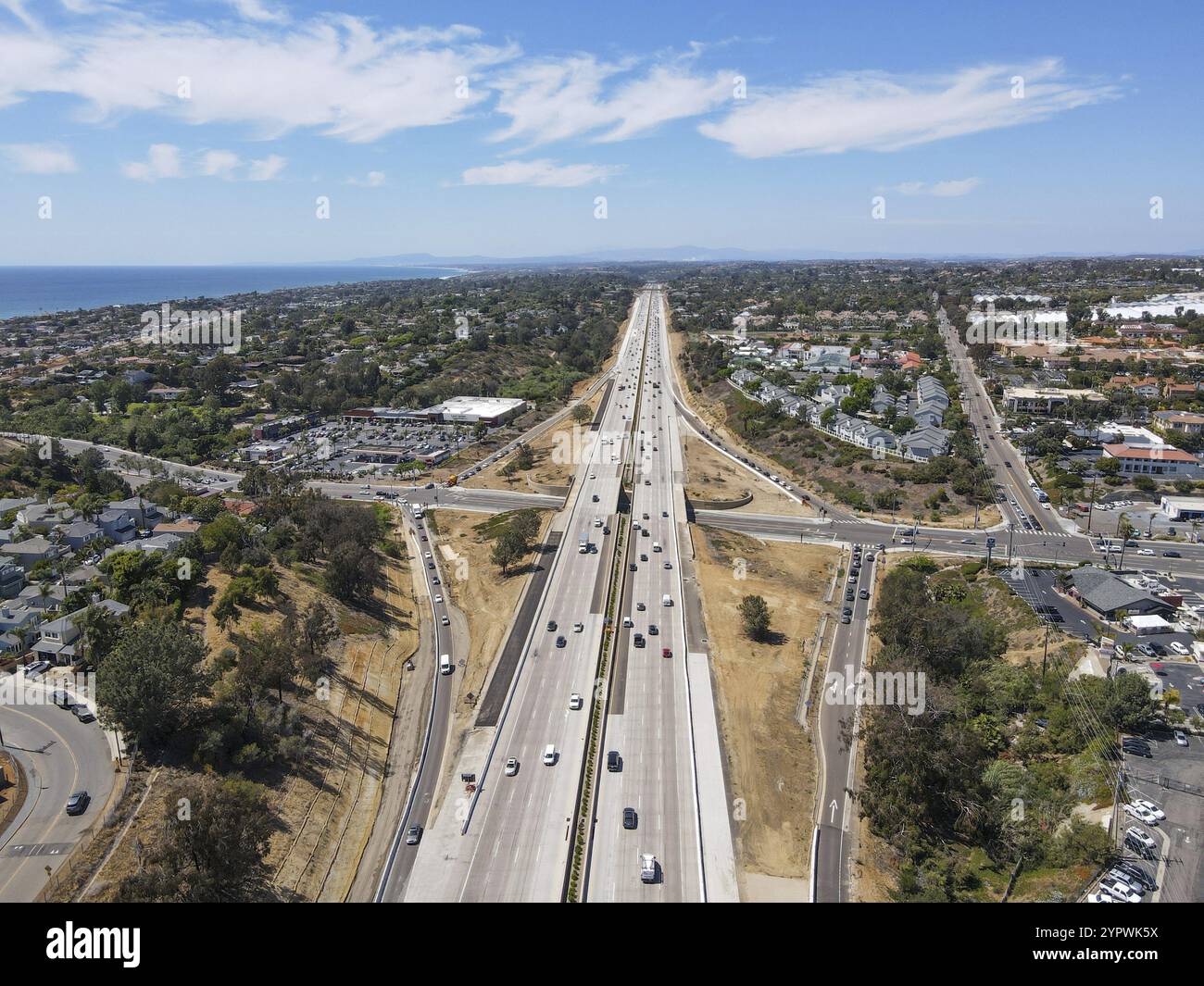 Vue aérienne du transport routier avec petit trafic, échangeur et jonction d'autoroute, San Diego Freeway Interstate 5, Californie Banque D'Images