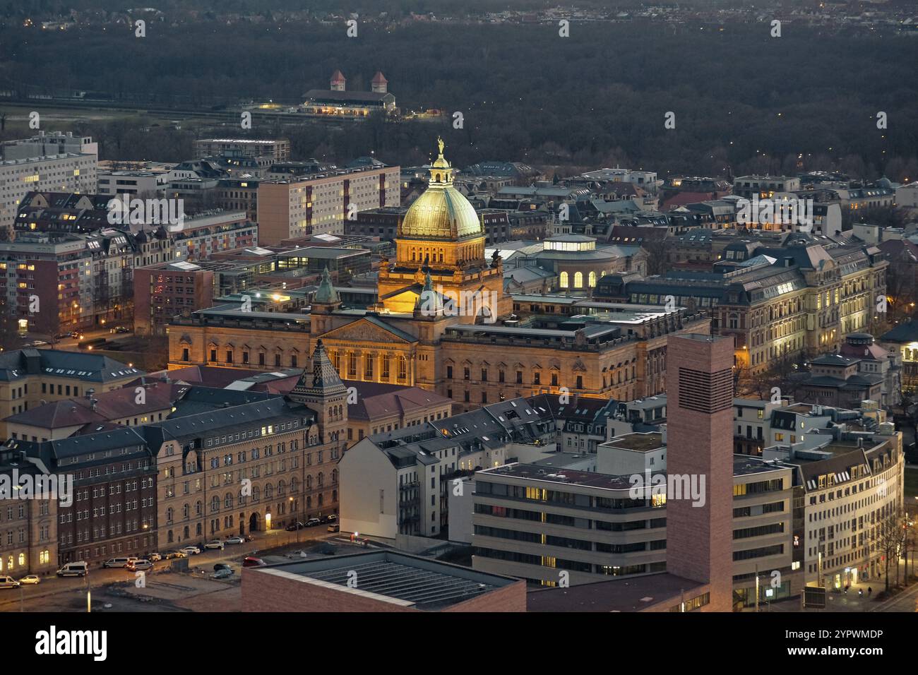 Vue sur Leipzig avec le Tribunal administratif fédéral dans la soirée. Saxe, Allemagne, Europe Banque D'Images