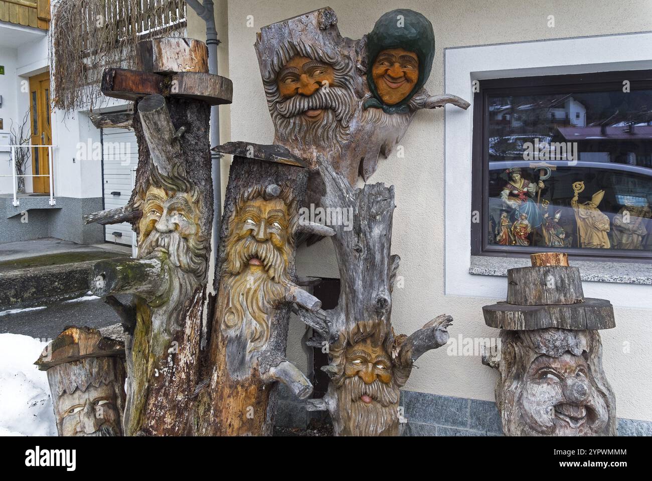 Mayrhofen, Autriche, 6 mai 2018 : sculpture d'arbres, une variété de personnages fabuleux, Europe Banque D'Images