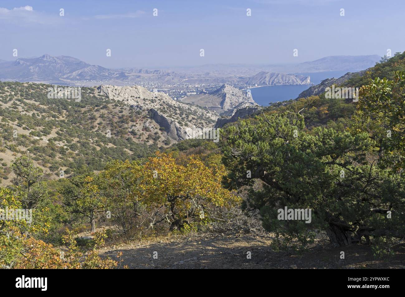 Automne dans les montagnes de Crimée. Vue depuis le versant de Mountain Falcon (Kush-Kai) en direction de la station balnéaire de Sudak. Journée ensoleillée en octobre Banque D'Images