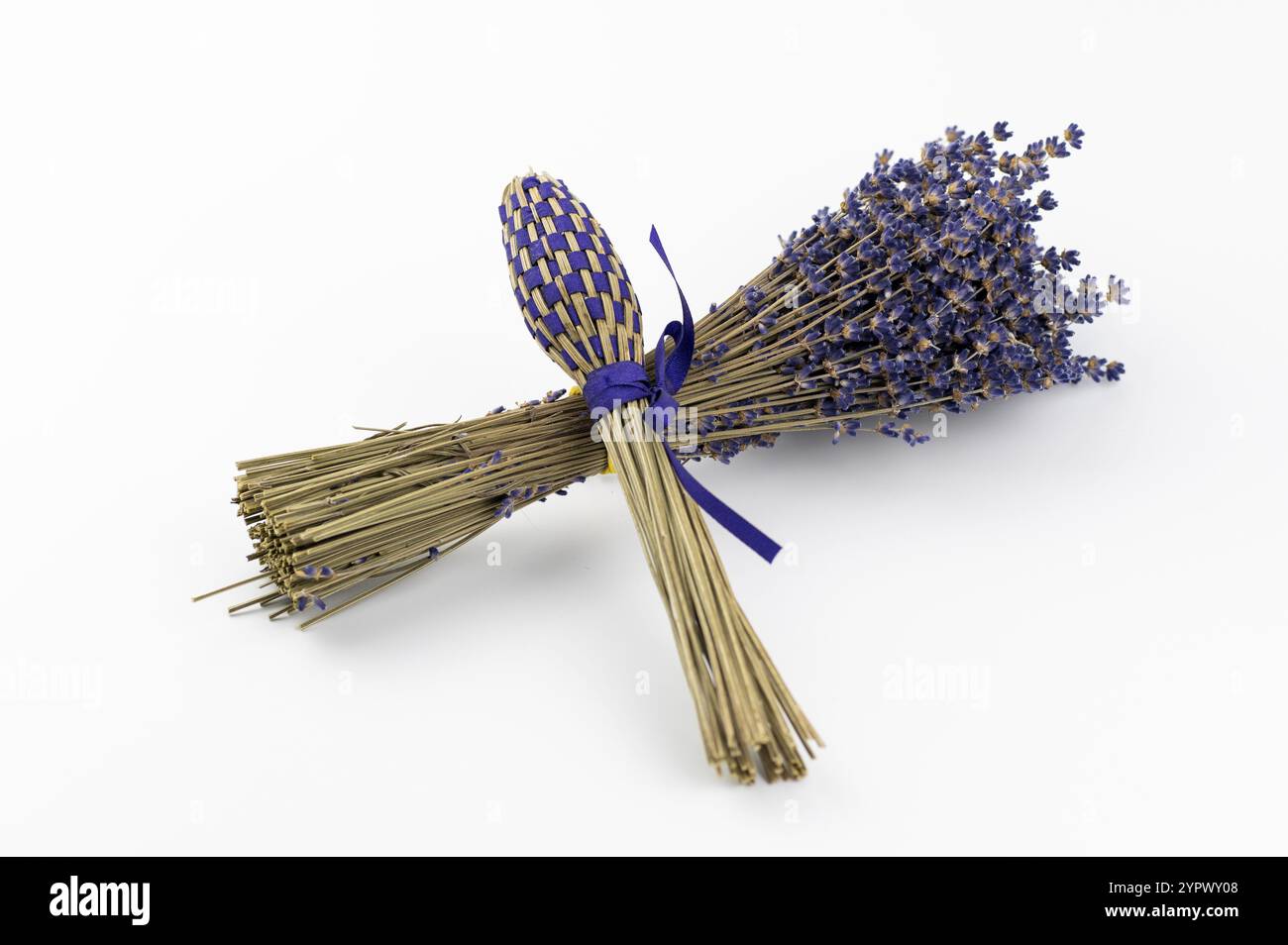 Fleurs de lavande séchées (Lavandula) et baguette de lavande faite à la main isolées sur fond blanc Banque D'Images