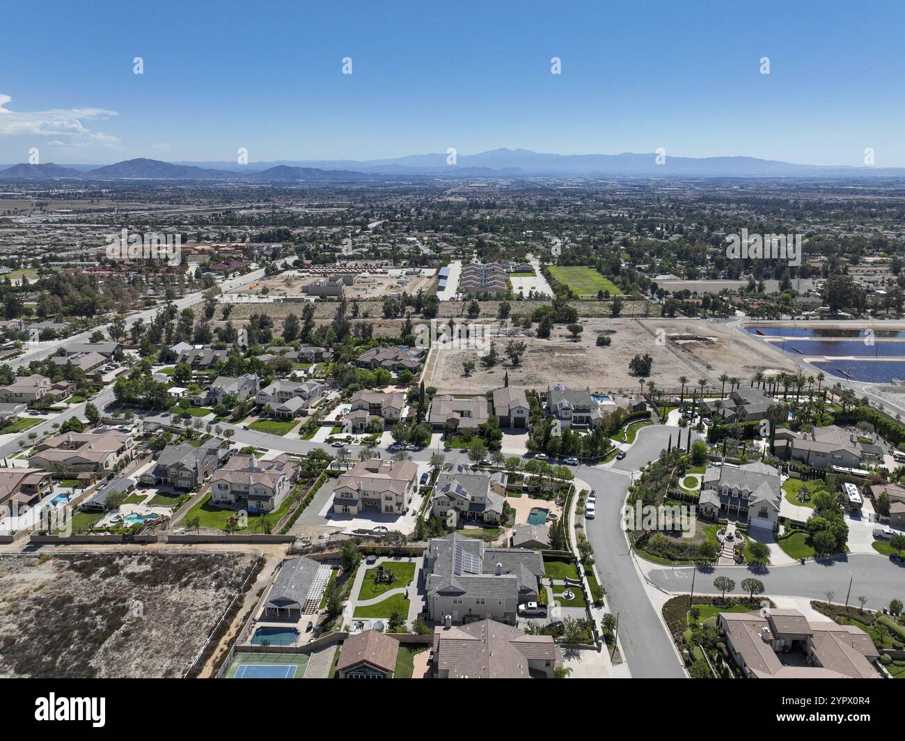 Vue aérienne de Rancho Cucamonga, situé au sud des contreforts des montagnes de San Gabriel et de la forêt nationale d'Angeles dans le comté de San Bernardino, Californie Banque D'Images