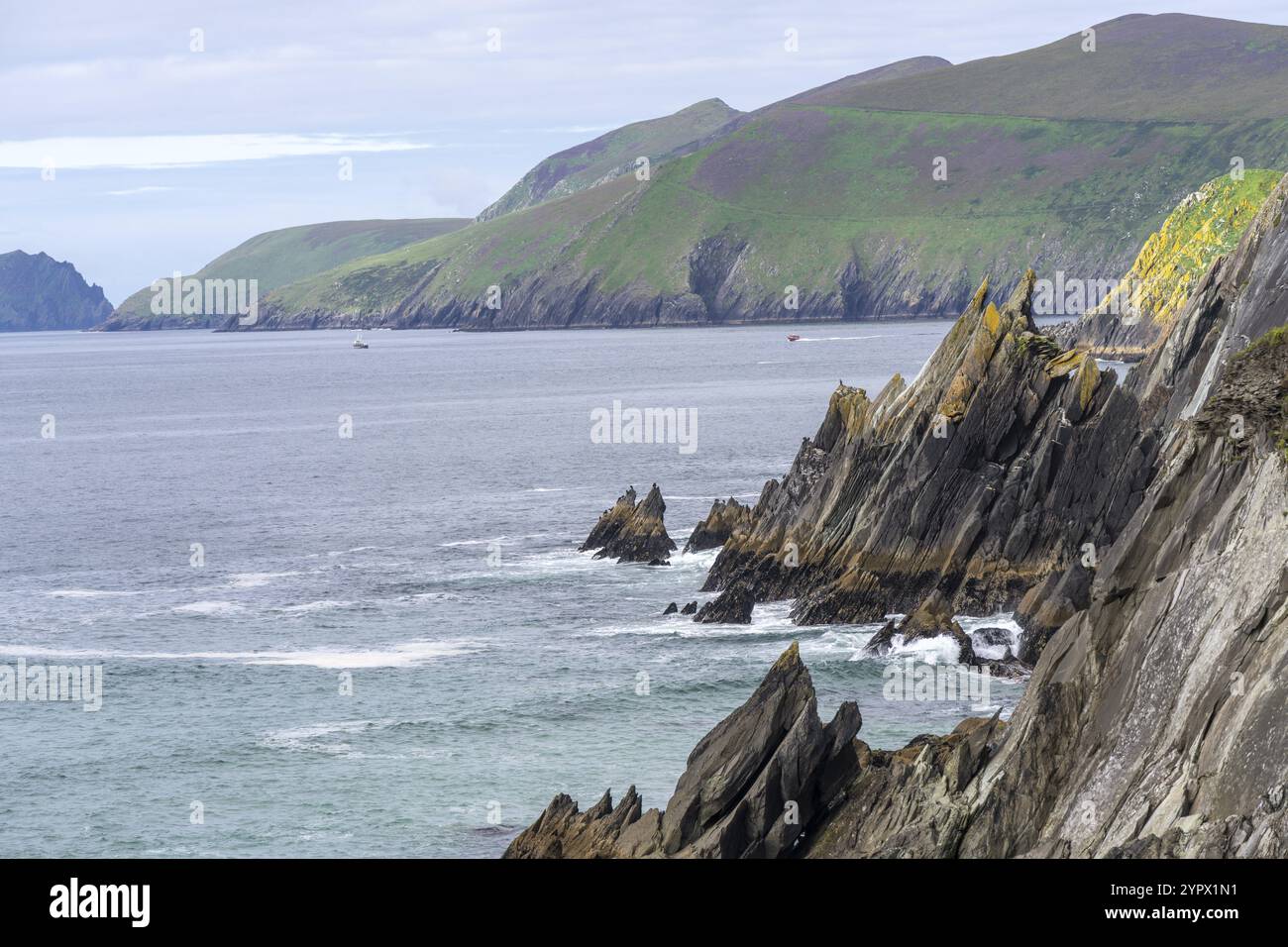 Coumeenoole Beach and Blasket Islands, The Slea Head Drive, SLI Cheann Sleibhe, Dingle Peninsula, County Kerry, Royaume-Uni, Europe Banque D'Images