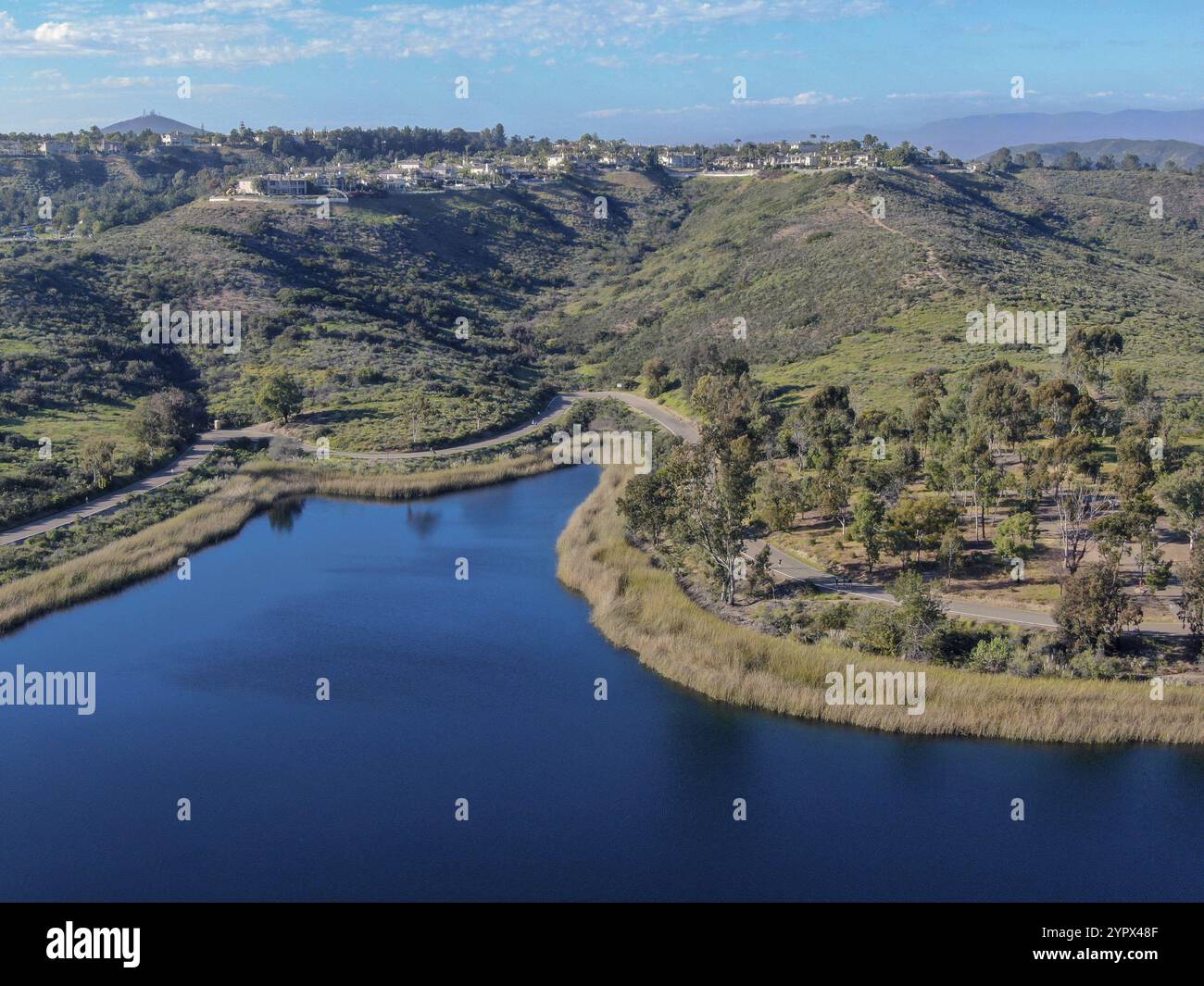 Vue aérienne du réservoir de Miramar dans la communauté de Scripps Miramar Ranch, San Diego, Californie. Lac Miramar, activités populaires site de loisirs y compris Banque D'Images