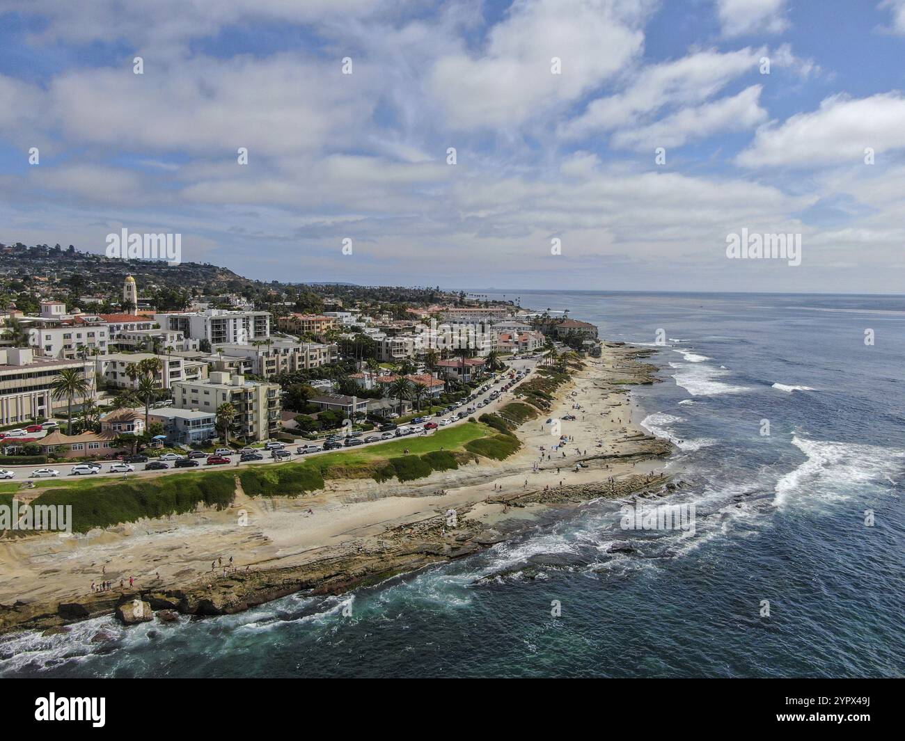 Vue aérienne de la côte de la Jolla, San Diego, Californie. Plage et mer bleue avec de petites vagues. Côte vallonnée de côte courbe le long du Pacifique Banque D'Images Vue aérienne de la côte de la Jolla, San Diego, Californie. Plage et mer bleue avec de petites vagues. Côte vallonnée de côte courbe le long du Pacifique Banque D'Images
