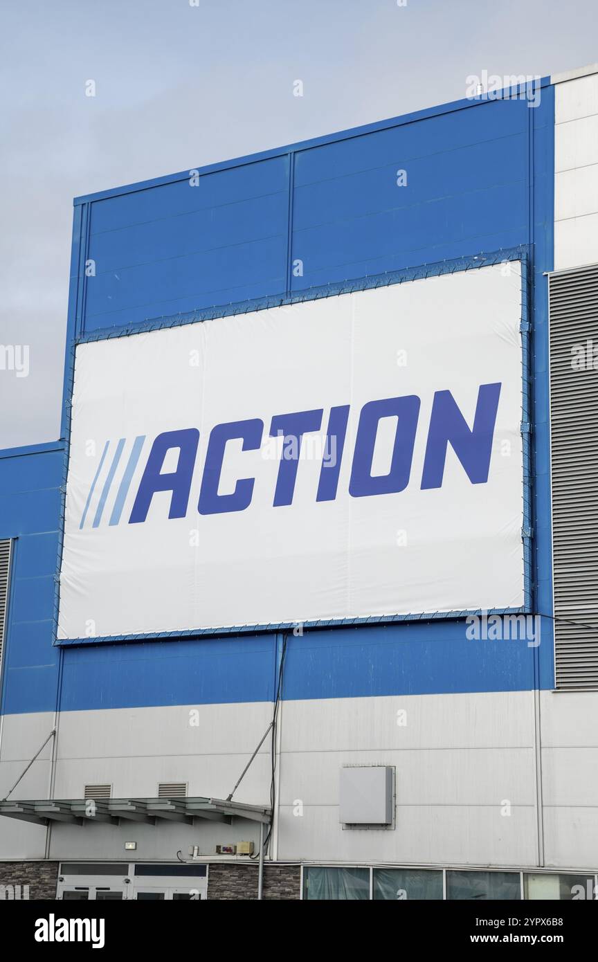 Nitra, Slovaquie, 24 février 2024 : magasin d'action à Nitra. Action est une chaîne de magasins discount internationale néerlandaise, en Europe Banque D'Images Nitra, Slovaquie, 24 février 2024 : magasin d'action à Nitra. Action est une chaîne de magasins discount internationale néerlandaise, en Europe Banque D'Images