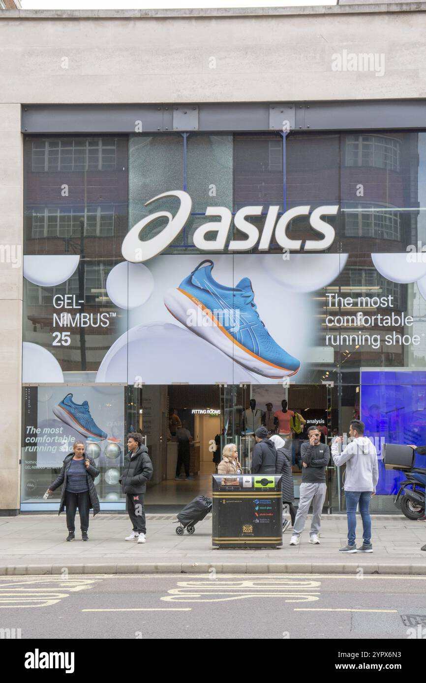 Londres, Royaume-Uni, 9 mai 2023 : magasin Asics à Londres. ASICS est une multinationale japonaise qui produit des vêtements de sport Banque D'Images