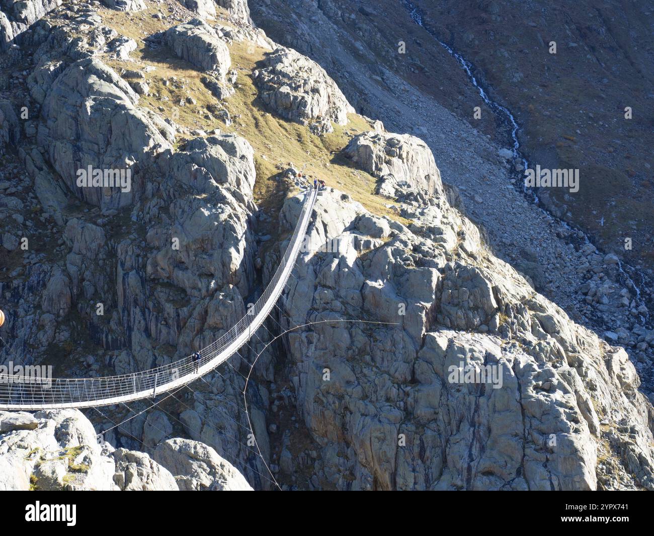 Le Trifbruecke est un pont de corde spectaculaire et célèbre dans les montagnes suisses. La célèbre attraction touristique traverse un profond canyon devant une alpe Banque D'Images