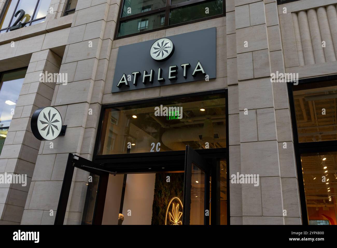 San Francisco, Californie, États-Unis - 6 juin 2023 : un magasin de vêtements Athleta sur Folsom St à San Francisco, Californie, États-Unis. Banque D'Images