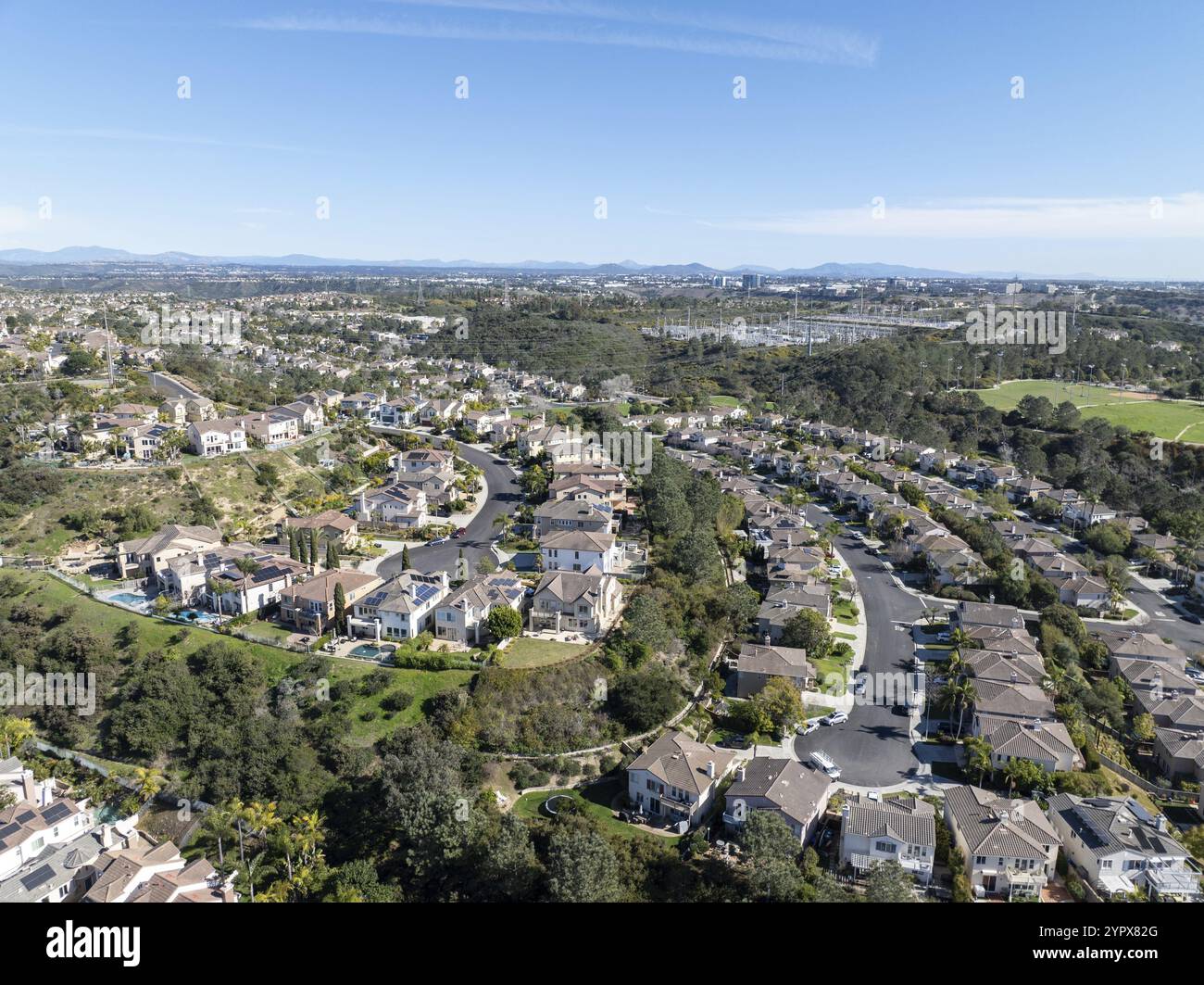 Vue aérienne du quartier de lotissement de classe moyenne avec des condos résidentiels et des maisons à San Diego, Californie, États-Unis, Amérique du Nord Banque D'Images