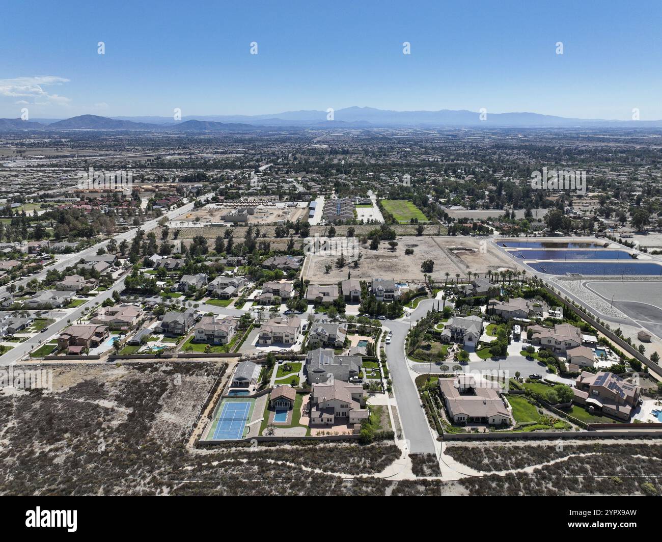 Vue aérienne de Rancho Cucamonga, situé au sud des contreforts des montagnes de San Gabriel et de la forêt nationale d'Angeles dans le comté de San Bernardino, Californie Banque D'Images