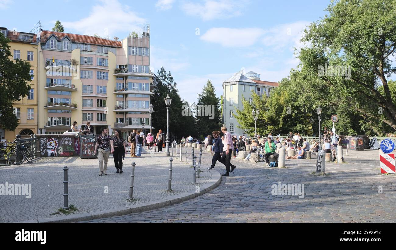 Berlin, Allemagne, 6 juillet 2023, scène de rue sur le pont de l'Amiral à Kreuzberg, populaire auprès des touristes et des jeunes, Europe Banque D'Images