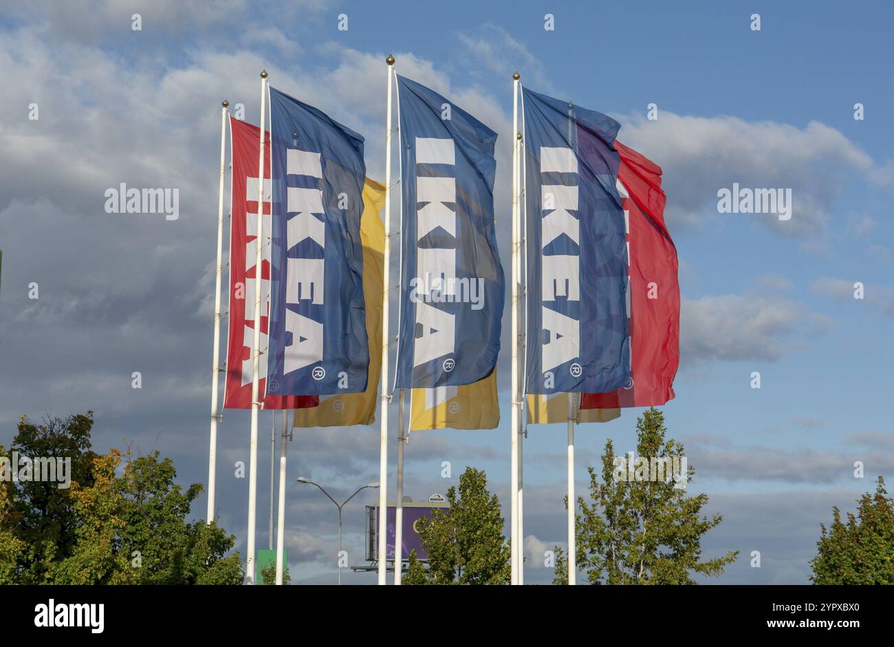 Bratislava, Slovaquie, 3 octobre 2022 : drapeaux IKEA contre le ciel nuageux. IKEA est le plus grand détaillant de meubles au monde depuis 2008 et design Banque D'Images